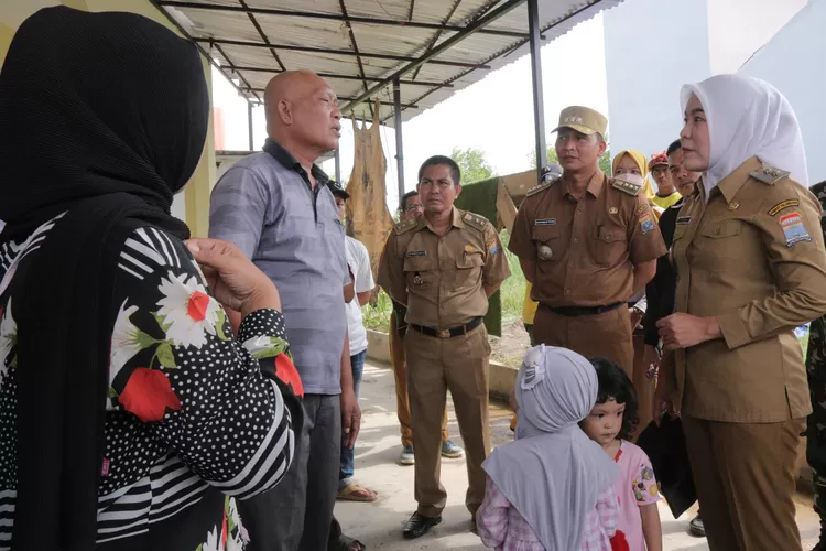 Kunjungan Wakil Wali Kota Palembang, Fitrianti Agustinda, mengunjungi rumah warga yang terkena musibah Angin Puting Beliung, Jalan Tanjung Bubuk, RT 03, RW 03, Kelurahan Bukit Baru, Kecamatan Ilir Barat 1, Kota Palembang, hari Senin tanggal 27 Februari 2023.