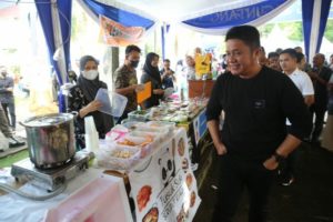 Gubernur Sumsel, Herman Deru, saat menghadiri Pasar Bedug Seguntang yang diselenggarakan oleh Admin Media Sosial, Sabtu (25/3) siang.