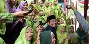 Gubernur Provinsi Sumatera Selatan (Sumsel), Herman Deru, hadir secara langsung pada Peringatan Hari Lahir (Harlah) 1 Abad Nahdlatul Ulama (NU) yang diselenggarakan oleh Majelis Wakil Cabang (MWC) NU Kecamatan Sembawa, Kabupaten Banyuasin, di Masjid Nurul Huda PUSRI, Desa Pulau Harapan, hari Selasa tanggal 28 Februari 2023. (foto : Humas Pemprov Sumsel)