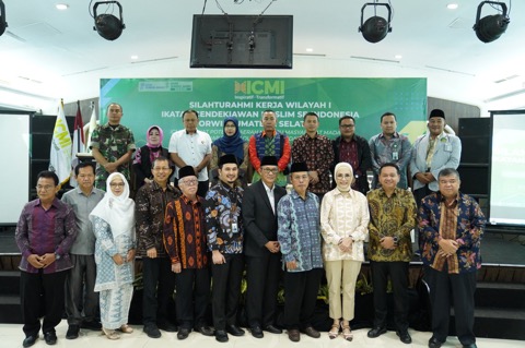 Ketua Dewan Perwakilan Rakyat Daerah (DPRD) Provinsi Sumatera Selatan (Sumsel), Hj. Anita Noeringhati, foto bersama peserta Silaturahmi Kerja Wilayah (Silakwil) I Ikatan Cendikiawan Muslim Indonesia (ICMI) Organisasi Wilayah (Orwil) Sumsel