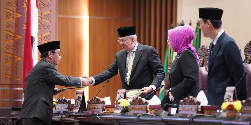 Juru Bicaran Pansus IV DPRD Sumsel, H. Alfrenzi Panggarbesi, menyampaikan Laporan Pembahasan Raperda tentang Pajak Daerah dan Retribusi Daerah, hari Jum'at tanggal 3 Maret 2023 di Ruang Rapat Paripurna DPRD Sumsel. (foto : Humas DPRD Sumsel)