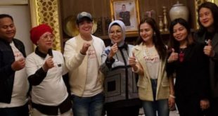 Ketua Dewan Perwakilan Rakyat Daerah (DPRD) Provinsi Sumatera Selatan (Sumsel), Hj. Anita Noeringhati, menerima silaturahim pemain hingga produser eksekutif film My Great Teacher 2023, pada hari Sabtu tanggal 18 Maret 2023 di Rumah Dinas Ketua DPRD Sumsel. (foto : Malik Syafe'i)