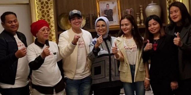 Ketua Dewan Perwakilan Rakyat Daerah (DPRD) Provinsi Sumatera Selatan (Sumsel), Hj. Anita Noeringhati, menerima silaturahim pemain hingga produser eksekutif film My Great Teacher 2023, pada hari Sabtu tanggal 18 Maret 2023 di Rumah Dinas Ketua DPRD Sumsel. (foto : Malik Syafe'i)
