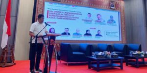 Ketua Umum KADIN Sumsel, H. Affandi Udji, menjadi narasumber dalam sosialisasi dan edukasi pasar modal terpadu 2023 di Ballroom OJK Regional 7 Sumbagsel, hari Selasa tanggal 14 Maret 2023. (foto : Abdul MS)