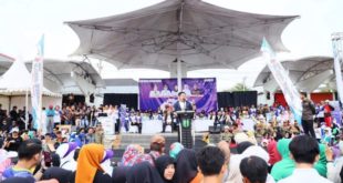 hari Sabtu tanggal 4 Maret 2023, Gubernur Provinsi Sumatera Selatan (Sumsel), Herman Deru, bersama Ketua Komite Olahraga Rekreasi Masyarakat Indonesia (KORMI) Sumsel, Hj. Samantha Tivani, berolahraga bersama ribuan masyarakat Kabupaten Ogan Komering Ulu (OKU) pada acara Gebyar Global Sumsel yang digelar di Taman Kota Baturaja. (foto : Humas Pemprov Sumsel)