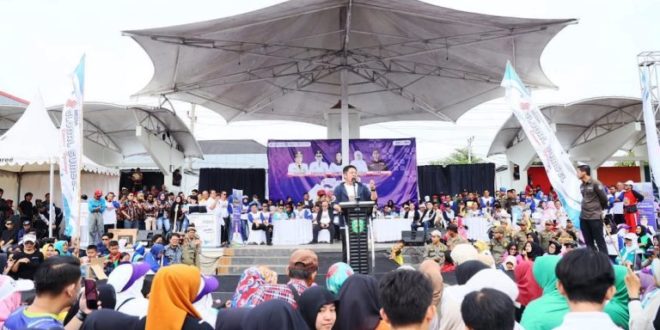 hari Sabtu tanggal 4 Maret 2023, Gubernur Provinsi Sumatera Selatan (Sumsel), Herman Deru, bersama Ketua Komite Olahraga Rekreasi Masyarakat Indonesia (KORMI) Sumsel, Hj. Samantha Tivani, berolahraga bersama ribuan masyarakat Kabupaten Ogan Komering Ulu (OKU) pada acara Gebyar Global Sumsel yang digelar di Taman Kota Baturaja. (foto : Humas Pemprov Sumsel)