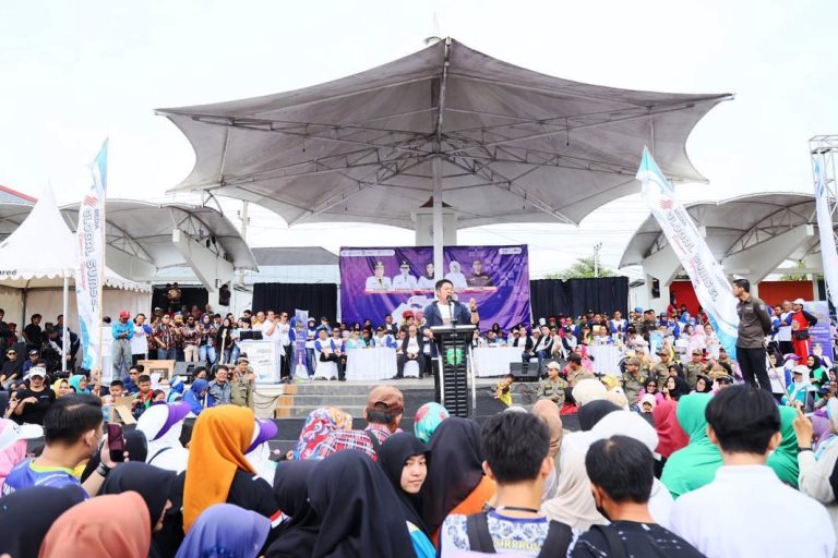 hari Sabtu tanggal 4 Maret 2023, Gubernur Provinsi Sumatera Selatan (Sumsel), Herman Deru, bersama Ketua Komite Olahraga Rekreasi Masyarakat Indonesia (KORMI) Sumsel, Hj. Samantha Tivani, berolahraga bersama ribuan masyarakat Kabupaten Ogan Komering Ulu (OKU) pada acara Gebyar Global Sumsel yang digelar di Taman Kota Baturaja. (foto : Humas Pemprov Sumsel)