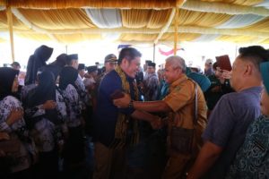 Gubernur Provinsi Sumatera Selatan, Herman Deru, menyapa warga saat melakukan Kunjungan Kerja ke Kabupaten Empat Lawang pada hari Kamis tanggal 9 Maret 2023. (foto : Humas Pemprov Sumsel)