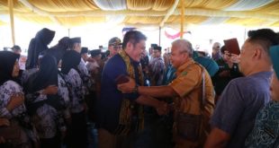 Gubernur Provinsi Sumatera Selatan, Herman Deru, menyapa warga saat melakukan Kunjungan Kerja ke Kabupaten Empat Lawang pada hari Kamis tanggal 9 Maret 2023. (foto : Humas Pemprov Sumsel)