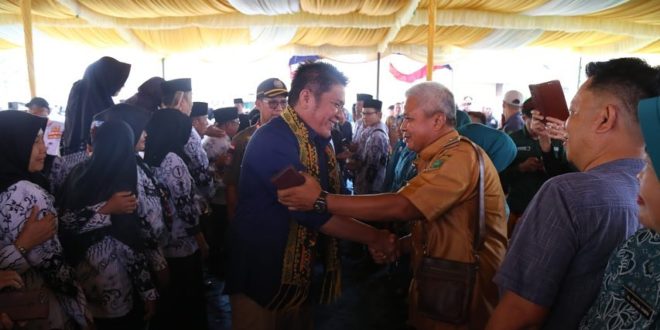 Gubernur Provinsi Sumatera Selatan, Herman Deru, menyapa warga saat melakukan Kunjungan Kerja ke Kabupaten Empat Lawang pada hari Kamis tanggal 9 Maret 2023. (foto : Humas Pemprov Sumsel)