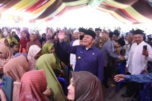 Gubernur Provinsi Sumatera Selatan, Herman Deru, menyapa warga yang pada acara Haflah Akhirussanah Tasyakuran Khotaman Kitab Al Imrithidan Durrotul Yatimah Pondok Pesantren (Ponpes) Dasussa'adah di Desa Panang Banjar yang berada di Kecamatan Sungai Lilin, Kabupaten Musi Banyuasin (Muba), hari Rabu tanggal 8 Maret 2023. (foto : Humas Pemprov Sumsel)