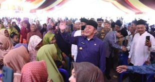 Gubernur Provinsi Sumatera Selatan, Herman Deru, menyapa warga yang pada acara Haflah Akhirussanah Tasyakuran Khotaman Kitab Al Imrithidan Durrotul Yatimah Pondok Pesantren (Ponpes) Dasussa'adah di Desa Panang Banjar yang berada di Kecamatan Sungai Lilin, Kabupaten Musi Banyuasin (Muba), hari Rabu tanggal 8 Maret 2023. (foto : Humas Pemprov Sumsel)
