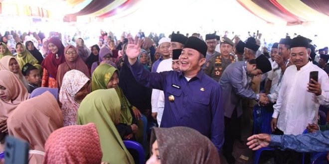 Gubernur Provinsi Sumatera Selatan, Herman Deru, menyapa warga yang pada acara Haflah Akhirussanah Tasyakuran Khotaman Kitab Al Imrithidan Durrotul Yatimah Pondok Pesantren (Ponpes) Dasussa'adah di Desa Panang Banjar yang berada di Kecamatan Sungai Lilin, Kabupaten Musi Banyuasin (Muba), hari Rabu tanggal 8 Maret 2023. (foto : Humas Pemprov Sumsel)