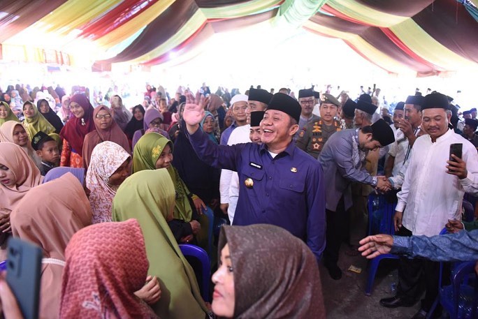 Gubernur Provinsi Sumatera Selatan, Herman Deru, menyapa warga yang pada acara Haflah Akhirussanah Tasyakuran Khotaman Kitab Al Imrithidan Durrotul Yatimah Pondok Pesantren (Ponpes) Dasussa'adah di Desa Panang Banjar yang berada di Kecamatan Sungai Lilin, Kabupaten Musi Banyuasin (Muba), hari Rabu tanggal 8 Maret 2023. (foto : Humas Pemprov Sumsel)