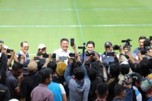 Ketua Umum Persatuan Sepak Bola Seluruh Indonesia (PSSI), Erick Thohir, bersama rombongan, didampingi oleh Gubernur Sumsel, Wali Kota dan Wakil Wali Kota Palembang, memastikan kesiapan Stadion GSJ sebagai tuan rumah Piala Dunia U-20. (foto : Dinas Komunikasi dan Informatika Provinsi Sumatera Selatan)