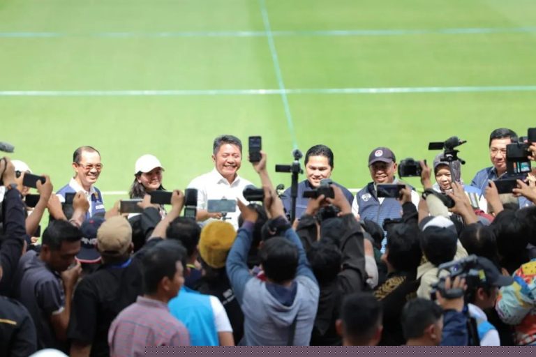 Ketua Umum Persatuan Sepak Bola Seluruh Indonesia (PSSI), Erick Thohir, bersama rombongan, didampingi oleh Gubernur Sumsel, Wali Kota dan Wakil Wali Kota Palembang, memastikan kesiapan Stadion GSJ sebagai tuan rumah Piala Dunia U-20. (foto : Dinas Komunikasi dan Informatika Provinsi Sumatera Selatan)