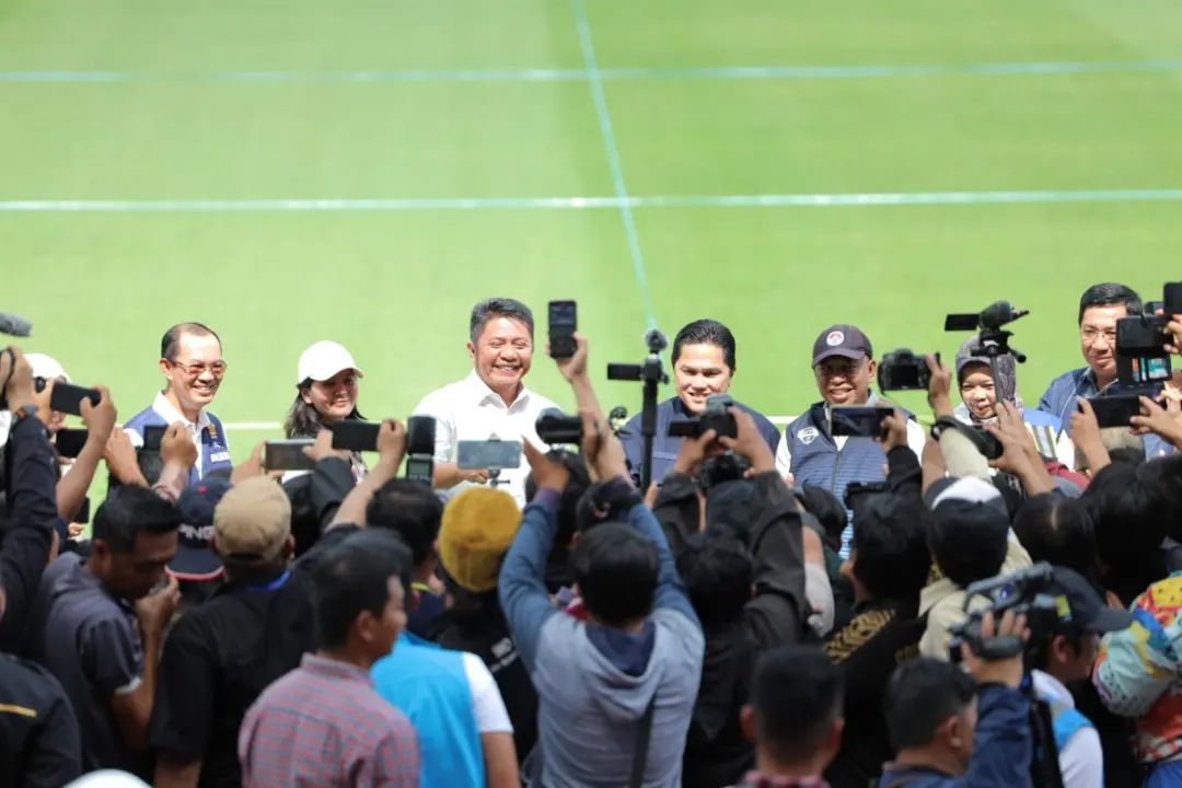 Ketua Umum Persatuan Sepak Bola Seluruh Indonesia (PSSI), Erick Thohir, bersama rombongan, didampingi oleh Gubernur Sumsel, Wali Kota dan Wakil Wali Kota Palembang, memastikan kesiapan Stadion GSJ sebagai tuan rumah Piala Dunia U-20. (foto : Dinas Komunikasi dan Informatika Provinsi Sumatera Selatan)