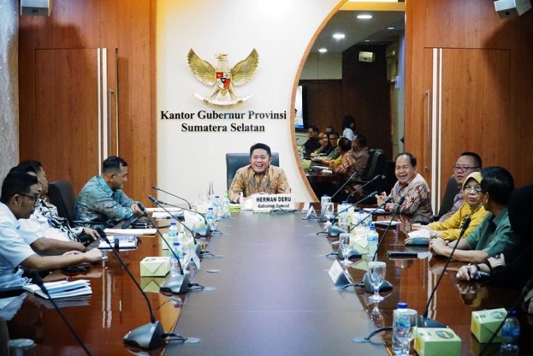 Gubernur Sumsel, Herman Deru, saat menerima audiensi Pengurus APTISI Wilayah II A Sumatera Selatan dan Bangka Belitung di Ruang Rapat Gubernur, hari Rabu tanggal 1 Maret 2023.