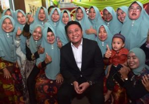 Gubernur Provinsi Sumatera Selatan, Herman Deru, bersama ibu-ibu yang menghadiri Khataman Santri ke 7 TPQ Raudhatush Shibyan di Kawasan 13 Ilir Kota Palembang, hari Minggu tanggal 5 Maret 2023. (foto : Humas Pemprov Sumsel)