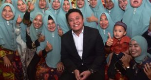 Gubernur Provinsi Sumatera Selatan, Herman Deru, bersama ibu-ibu yang menghadiri Khataman Santri ke 7 TPQ Raudhatush Shibyan di Kawasan 13 Ilir Kota Palembang, hari Minggu tanggal 5 Maret 2023. (foto : Humas Pemprov Sumsel)