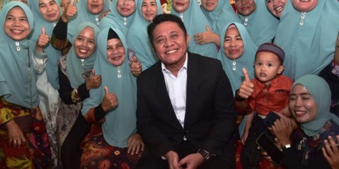 Gubernur Provinsi Sumatera Selatan, Herman Deru, bersama ibu-ibu yang menghadiri Khataman Santri ke 7 TPQ Raudhatush Shibyan di Kawasan 13 Ilir Kota Palembang, hari Minggu tanggal 5 Maret 2023. (foto : Humas Pemprov Sumsel)