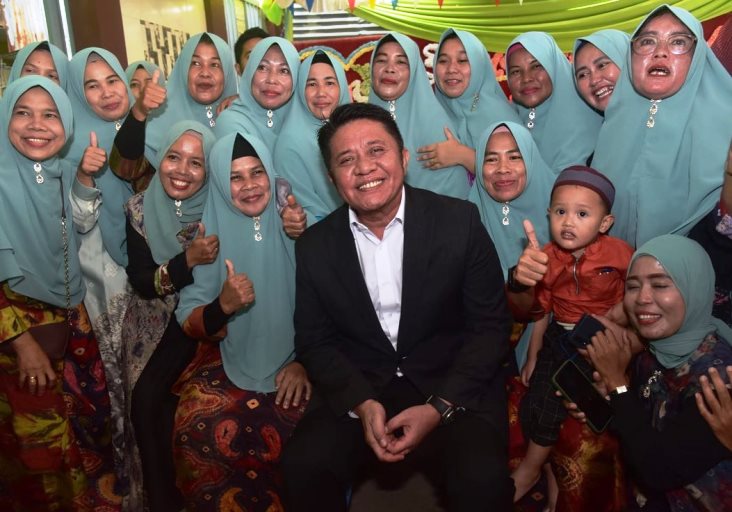 Gubernur Provinsi Sumatera Selatan, Herman Deru, bersama ibu-ibu yang menghadiri Khataman Santri ke 7 TPQ Raudhatush Shibyan di Kawasan 13 Ilir Kota Palembang, hari Minggu tanggal 5 Maret 2023. (foto : Humas Pemprov Sumsel)