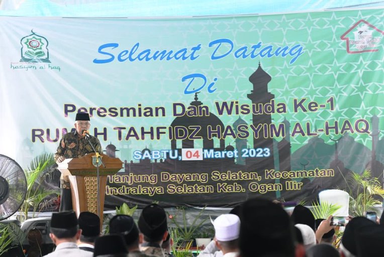 Wakil Gubernur Sumatera Selatan, H. Mawardi Yahya, saat menghadiri acara Wisuda Santriwan dan Santriwati Rumah Tahfidz Qur'an Hasyim Al Haq di Desa Tanjung Dayang Selatan, Kabupaten Ogan Ilir, hari Sabtu tanggal 4 Maret 2023. (foto : Humas Pemprov Sumsel)