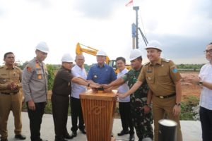 Gubernur Provinsi Sumatera Selatan, Herman Deru, menekan tombol sirine pelaksanaan Ground Breaking Pemancangan Tiang Pertama Proyek Ekspansi Pembangan IV C di Indralaya, Kabupaten Ogan Ilir, hari Selasa tanggal 7 Maret 2023. (foto : Humas Pemprov Sumsel)