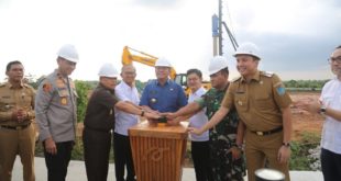 Gubernur Provinsi Sumatera Selatan, Herman Deru, menekan tombol sirine pelaksanaan Ground Breaking Pemancangan Tiang Pertama Proyek Ekspansi Pembangan IV C di Indralaya, Kabupaten Ogan Ilir, hari Selasa tanggal 7 Maret 2023. (foto : Humas Pemprov Sumsel)