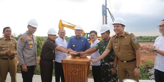 Gubernur Provinsi Sumatera Selatan, Herman Deru, menekan tombol sirine pelaksanaan Ground Breaking Pemancangan Tiang Pertama Proyek Ekspansi Pembangan IV C di Indralaya, Kabupaten Ogan Ilir, hari Selasa tanggal 7 Maret 2023. (foto : Humas Pemprov Sumsel)
