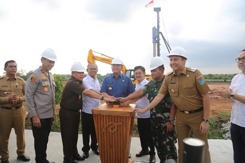 Gubernur Provinsi Sumatera Selatan, Herman Deru, menekan tombol sirine pelaksanaan Ground Breaking Pemancangan Tiang Pertama Proyek Ekspansi Pembangan IV C di Indralaya, Kabupaten Ogan Ilir, hari Selasa tanggal 7 Maret 2023. (foto : Humas Pemprov Sumsel)