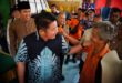 Gubernur Sumatera Selatan, Herman Deru, menyapa warga Kecamatan Panang Enim Kabupaten Muara Enim saat mengunjungi warga yang terkena banjir bandang di Desa Lubuk Nipis, hari Jum'at tanggal 10 Maret 2023. (foto : Humas Pemprov Sumsel)