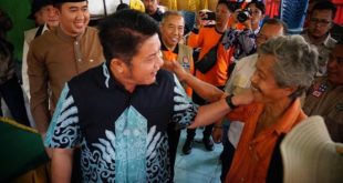 Gubernur Sumatera Selatan, Herman Deru, menyapa warga Kecamatan Panang Enim Kabupaten Muara Enim saat mengunjungi warga yang terkena banjir bandang di Desa Lubuk Nipis, hari Jum'at tanggal 10 Maret 2023. (foto : Humas Pemprov Sumsel)