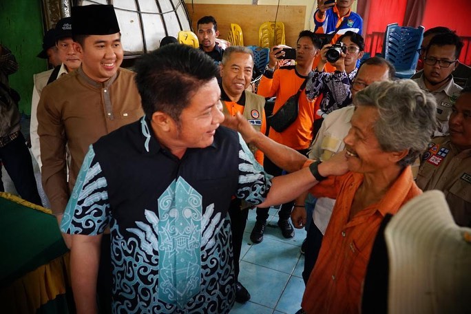 Gubernur Sumatera Selatan, Herman Deru, menyapa warga Kecamatan Panang Enim Kabupaten Muara Enim saat mengunjungi warga yang terkena banjir bandang di Desa Lubuk Nipis, hari Jum'at tanggal 10 Maret 2023. (foto : Humas Pemprov Sumsel)