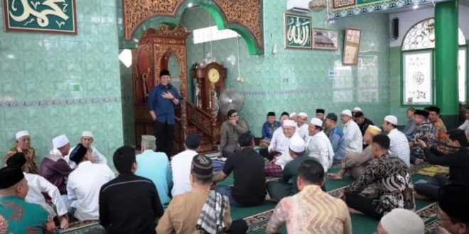 Herman Deru menggelar Safari Jum'at di Masjid Nurul Iman yang berada di Jalan Jenderal Ahmad Yani Kelurahan 9/10 Ulu Kota Palembang.