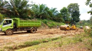 Suasana Perbaikan Jalan di Kabupaten Musi Banyuasin, hari Sabtu tanggal 11 Maret 2023. (foto : Humas Pemkab Muba)