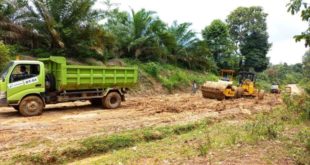 Suasana Perbaikan Jalan di Kabupaten Musi Banyuasin, hari Sabtu tanggal 11 Maret 2023. (foto : Humas Pemkab Muba)