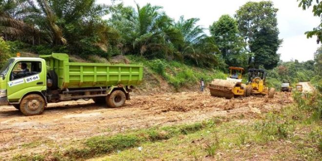Suasana Perbaikan Jalan di Kabupaten Musi Banyuasin, hari Sabtu tanggal 11 Maret 2023. (foto : Humas Pemkab Muba)
