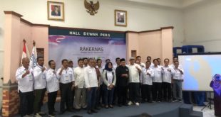 Pengurus Forum Pemimpin Redaksi Media Siber Indonesia bersama Ketua Dewan Pers dan SMSI, foto bersama saat pelantikan di Hall Gedung Dewan Pers, hari Senin tanggal 6 Maret 2023. (foto : SMSI)