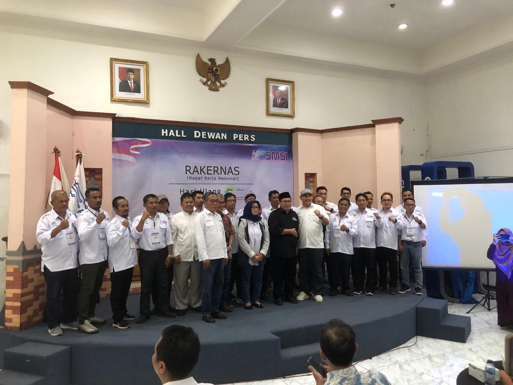 Pengurus Forum Pemimpin Redaksi Media Siber Indonesia bersama Ketua Dewan Pers dan SMSI, foto bersama saat pelantikan di Hall Gedung Dewan Pers, hari Senin tanggal 6 Maret 2023. (foto : SMSI)