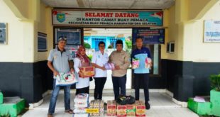 Ketua Serikat Media Siber Indonesia (SMSI) Kabupaten Ogan Komering Ulu (OKU) Selatan, Sri Fitriyana, didampingi Sekretaris dan Bendahara, menyerahkan bantuan bahan pokok untuk warga Desa Sido Rahayu kepada Camat Buay Pemaca, hari Jum'at tanggal 10 Maret 2023. (foto : SMSI Sumsel)