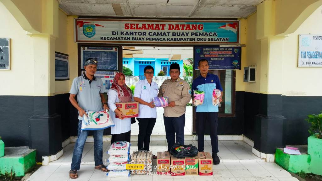 Ketua Serikat Media Siber Indonesia (SMSI) Kabupaten Ogan Komering Ulu (OKU) Selatan, Sri Fitriyana, didampingi Sekretaris dan Bendahara, menyerahkan bantuan bahan pokok untuk warga Desa Sido Rahayu kepada Camat Buay Pemaca, hari Jum'at tanggal 10 Maret 2023. (foto : SMSI Sumsel)