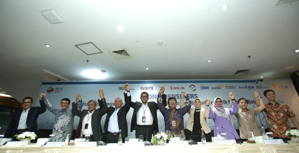 PT. PLN bersama Bank-Bank yang tergabung di dalam Himpunan Bank Negara (Himbara) saat Konferensi Pers dengan tema Dukungan Pengembangan Ekosistem KBLBB, di Jakarta pada hari Jum'at tanggal 10 Maret 2023. (foto : SMSI Sumsel)