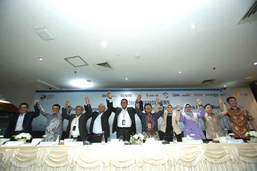 PT. PLN bersama Bank-Bank yang tergabung di dalam Himpunan Bank Negara (Himbara) saat Konferensi Pers dengan tema Dukungan Pengembangan Ekosistem KBLBB, di Jakarta pada hari Jum'at tanggal 10 Maret 2023. (foto : SMSI Sumsel)