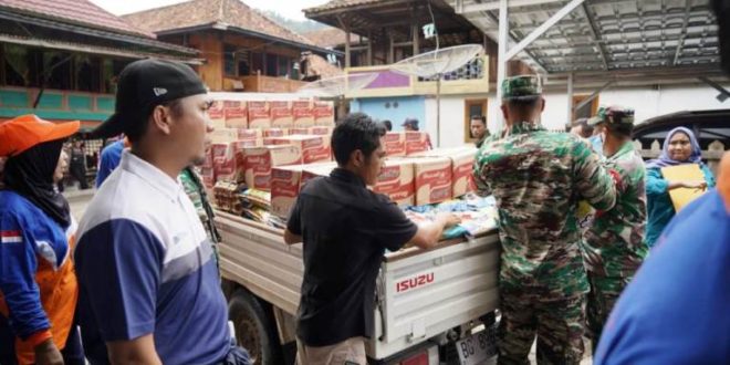 Bantuan dari PT. Bukit Asam bagi korban banjir yang berada di wilayah Kabupaten Muara Enim. (foto : SMSI Sumsel)