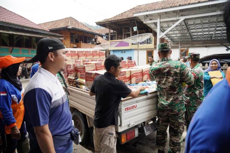 Bantuan dari PT. Bukit Asam bagi korban banjir yang berada di wilayah Kabupaten Muara Enim. (foto : SMSI Sumsel)