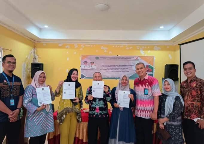 Dinas Koperasi dan UKM Kabupaten Penukal Abab Lematang Ilir bersama Peserta Pelatihan Kewirausahaan Pelaku UMKM Kompetensi Tenun Dasar. (foto : SMSI Sumsel)