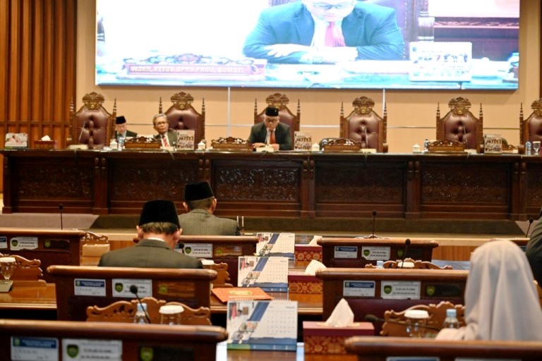 Wakil Ketua DPRD Sumsel, Giri Ramanda N. Kiemas, didampingi Sekda Sumsel, Supriono, menghadiri Rapat Paripurna LXII hari Senin tanggal 20 Maret 2023. (foto : Humas DPRD Sumsel)
