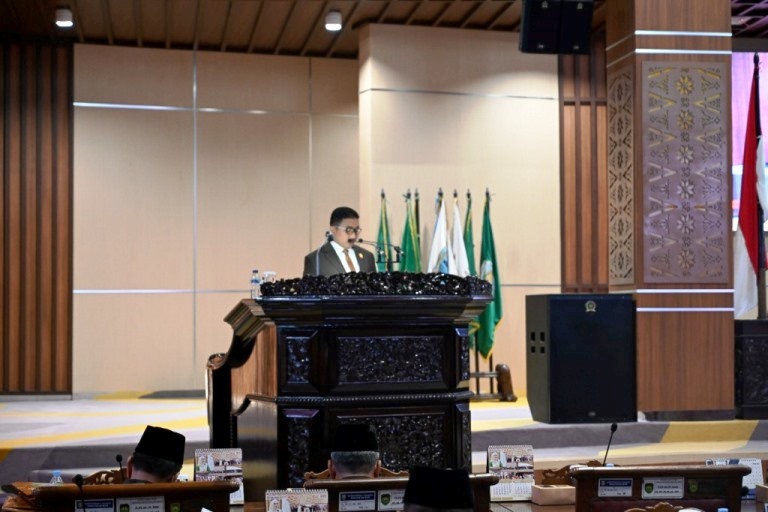 Anggota DPRD Sumsel, Mgs. Syaiful Padli, menyampaikan laporan hasil reses yang dilakukan oleh Anggota DPRD Sumsel Dapil I dari tanggal 6-13 Maret 2023 pada Rapat Paripurna hari Senin tanggal 20 Maret 2023. (foto : Humas DPRD Sumsel)