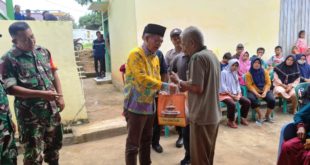 Perwakilan PT. PBSA, Drs. Tamrin, menyerahkan bantuan paket makanan dan kebutuhan pokok kepada warga di Sungai Angit, Kecamatan Babat Toman, Kabupaten Musi Banyuasin.